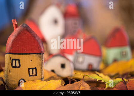 Aire de jeux pour les enfants, l'arrangement de jouet peint les maisons en bois sur les feuilles d'automne. Concept de la petite enfance Banque D'Images