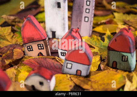 Aire de jeux pour les enfants, l'arrangement de jouet peint les maisons en bois sur les feuilles d'automne. Concept de la petite enfance Banque D'Images