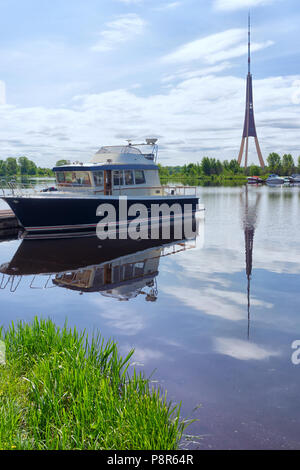 Motor Yacht amarré sur le fleuve au port à l'arrière-plan la tour de télévision et le vert des arbres en été 24 Banque D'Images