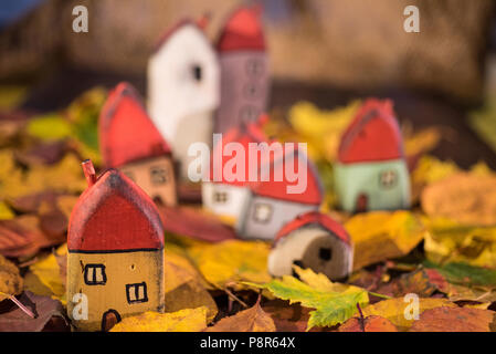 Aire de jeux pour les enfants, l'arrangement de jouet peint les maisons en bois sur les feuilles d'automne. Concept de la petite enfance Banque D'Images