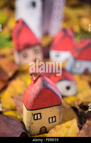 Aire de jeux pour les enfants, l'arrangement de jouet peint les maisons en bois sur les feuilles d'automne. Concept de la petite enfance Banque D'Images