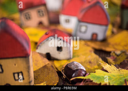 Aire de jeux pour les enfants, l'arrangement de jouet peint les maisons en bois sur les feuilles d'automne. Concept de la petite enfance Banque D'Images