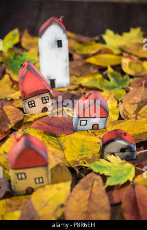 Aire de jeux pour les enfants, l'arrangement de jouet peint les maisons en bois sur les feuilles d'automne. Concept de la petite enfance Banque D'Images