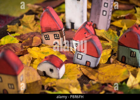 Aire de jeux pour les enfants, l'arrangement de jouet peint les maisons en bois sur les feuilles d'automne. Concept de la petite enfance Banque D'Images