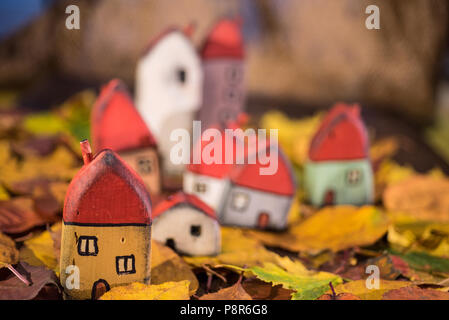 Aire de jeux pour les enfants, l'arrangement de jouet peint les maisons en bois sur les feuilles d'automne. Concept de la petite enfance Banque D'Images