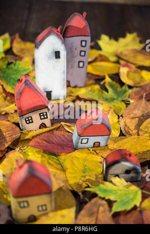 Aire de jeux pour les enfants, l'arrangement de jouet peint les maisons en bois sur les feuilles d'automne. Concept de la petite enfance Banque D'Images