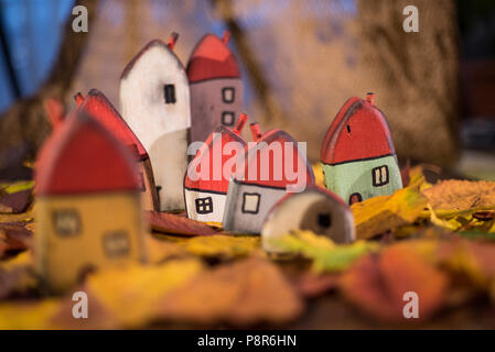 Aire de jeux pour les enfants, l'arrangement de jouet peint les maisons en bois sur les feuilles d'automne. Concept de la petite enfance Banque D'Images