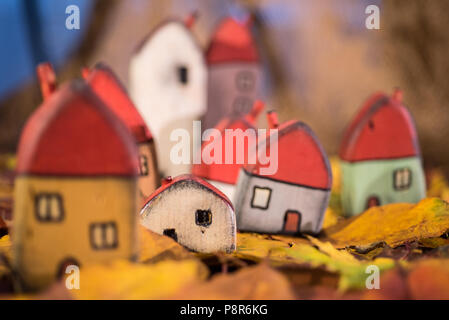 Aire de jeux pour les enfants, l'arrangement de jouet peint les maisons en bois sur les feuilles d'automne. Concept de la petite enfance Banque D'Images