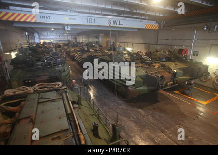 170710-M-ZO893-1196 de l'OCÉAN PACIFIQUE (10 juillet 2018) Les Marines américains avec Combat Assault Company, 3e Régiment de Marines, l'étape AAV-P7/A1 des véhicules amphibies d'assaut à bord de la Royal Australian Navy landing helicopter dock navire HMAS Adelaide (L01) dans le cadre du Rim of the Pacific (RIMPAC) au large de la côte d'Hawaï Base du Corps des marines le 10 juillet 2018. RIMPAC fournit une formation de valeur pour la tâche-organisé, hautement capable air-sol marin Task Force et améliore la capacité d'intervention de crise critique de Marines américains dans le Pacifique. Vingt-cinq nations, 46 navires, 5 sous-marins, avions et environ 200 Banque D'Images