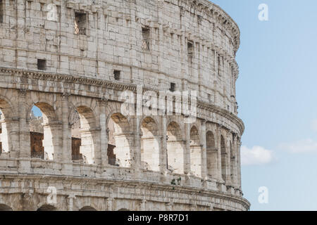 Colisée de Rome, Italie. Les détails architecturaux sur une façade. Banque D'Images