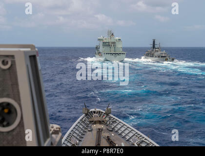 180711-N-A245-0518 de l'OCÉAN PACIFIQUE (Juillet 11, 2018) de classe Ticonderoga croiseur lance-missiles USS Lake Champlain (CG 57) reconstitution de la Marine royale canadienne approches MV Astérix avec la frégate chilienne CNS Almirante Lynch (FF 07) aux côtés d'un ravitaillement en mer au cours de la formation approche de Rim of the Pacific (RIMPAC), le 11 juillet. Vingt-cinq nations, 46 navires et 5 sous-marins, et d'environ 200 avions et 25 000 hommes participent de l'exercice RIMPAC 2008 du 27 juin au 2 août dans et autour des îles Hawaï et la Californie du Sud. Le plus grand exercice maritime international RIMPAC, Banque D'Images