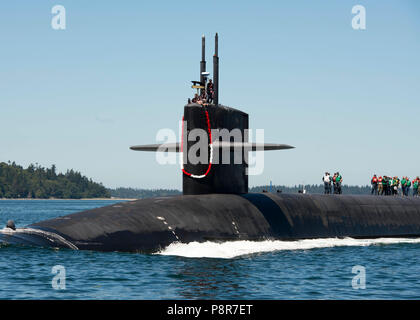 PUGET SOUND, dans l'État (12 juillet 2018) marins affectés à l'équipe Bleu de la classe Ohio-sous-marin USS Nebraska (SNLE) 739 le transit du canal Hood que leur retour à la maison à base navale Kitsap-Bangor après leur première patrouille stratégique depuis 2013. Le Nebraska a récemment terminé un 41 mois révision de ravitaillement d'ingénierie, ce qui prolongera la vie du sous-marin pour un autre 20 ans. (U.S. Photo par marine Spécialiste de la communication de masse 1re classe Amanda R. Gray/libérés) Banque D'Images