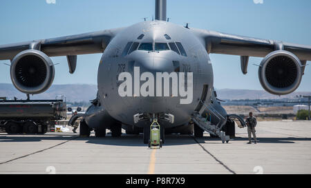 F-15E à partir de la 366e Escadre de chasse, Mountain Home Air Force Base, Texas sont pris en charge par un C -17 affecté à la 60e/349e Escadre de la mobilité aérienne, Travis Air Force Base, en Californie dans le cadre d'un concept à la base Gowen Field, Boise, Idaho le 12 juillet 2018. L'exercice était partie de Gunfighter drapeau, un exercice visant à intégrer plusieurs agences et unités. (U.S. Photo de la Garde nationale aérienne TSgt. John Winn) Banque D'Images