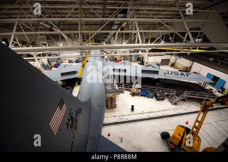 Un KC-135 se trouve dans le dock de soutien de la maintenance tout en hangar 141e et 92e Escadrons d'entretien travail pendant une inspection isochrones 5 juin 2018 à Fairchild Air Force Base, dans l'état de la marine à partir de 11 différentes spécialités d'achever le processus de démontage, inspection, réparation et parfois la modification de l'aéronef au cours de l'inspection des isochrones. (U.S. Air National Guard photo de Tech. Le Sgt. Kayleigh Phillips) Banque D'Images