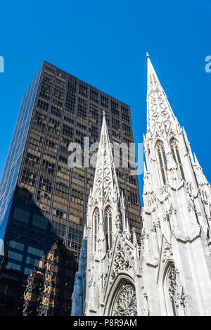 Low angle view of St Patrick Cathedral of New York City contre le ciel bleu Banque D'Images