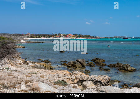 Aruba, vue de plages du nord - plage d'Arashi, et des tours d'hôtels Banque D'Images