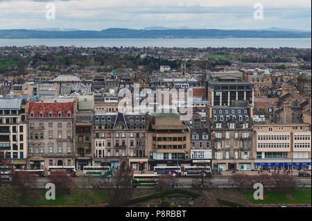 Paysage urbain de la vieille ville d'Edimbourg avec bâtiments écossais classiques sur Princess Street en direction de la mer du Nord vu de l'Esplanade du Château d'Édimbourg, Royaume-Uni Banque D'Images