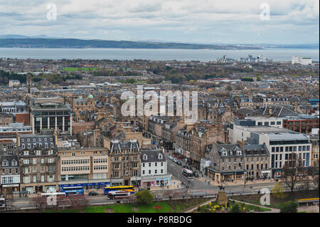 Paysage urbain de la vieille ville d'Edimbourg avec bâtiments écossais classiques sur Princess Street en direction de la mer du Nord vu de l'Esplanade du Château d'Édimbourg, Royaume-Uni Banque D'Images