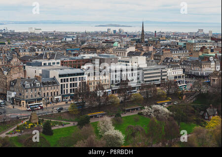 Paysage urbain de la vieille ville d'Edimbourg avec bâtiments écossais classiques sur Princess Street en direction de la mer du Nord vu de l'Esplanade du Château d'Édimbourg, Royaume-Uni Banque D'Images