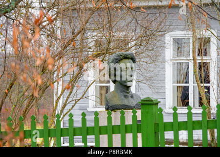 TARAKANOVO, RUSSIE - 5 novembre, 2017 : Musée Mémorial de l'état de D. I. Mendeleïev et A. A. Blok - Monument à le poète Alexandre Blok dans le M Banque D'Images