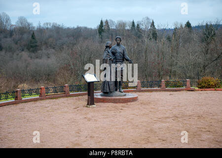 TARAKANOVO, RUSSIE - 5 novembre, 2017 : Musée Mémorial de l'état de D. I. Mendeleïev et A. A. Blok - Monument à A. Blok et L. Mendeleeva dans l Banque D'Images