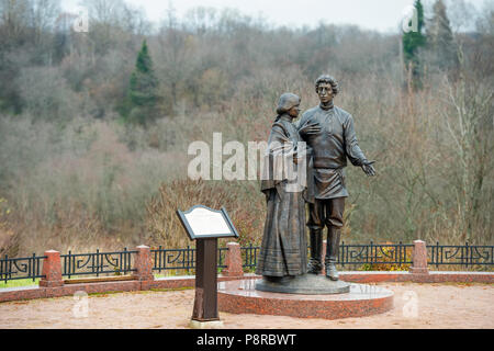 TARAKANOVO, RUSSIE - 5 novembre, 2017 : Musée Mémorial de l'état de D. I. Mendeleïev et A. A. Blok - Monument à A. Blok et L. Mendeleeva dans l Banque D'Images