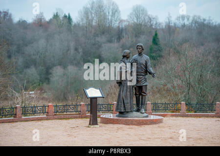 TARAKANOVO, RUSSIE - 5 novembre, 2017 : Musée Mémorial de l'état de D. I. Mendeleïev et A. A. Blok - Monument à A. Blok et L. Mendeleeva dans l Banque D'Images