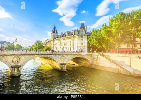 Pont au Change au coucher du soleil, pont sur Seine et de conciergerie, d'un immeuble parisien historique dans les palais de justice complexe, Ile de la Cite.Château dans l'ancien palais royal et de l'administration pénitentiaire Paris, France Banque D'Images