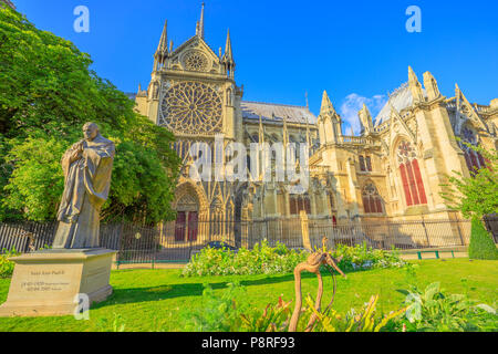 Le Pape Jean Paul II statue sur le côté de l'église Notre Dame de Paris, France. L'architecture gothique de la Cathédrale de Paris, Ile de la cite. Belle journée ensoleillée dans le ciel bleu. Banque D'Images