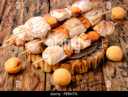 La viande de dinde cuits sur le gril du barbecue,sur les brochettes avec barbecue .abricot Banque D'Images