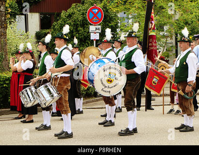 GARCHING, Allemagne le 8 juillet 2018. Folk Band musiciens en costume bavarois effectuer avec flûtes et tambour à la traditionnelle parade à Garching university Banque D'Images