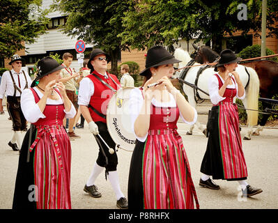 GARCHING, Allemagne le 8 juillet 2018. Les jeunes femmes en costume bavarois effectuer la lecture à la flûtes défilé traditionnel dans la ville universitaire de Garching près de Muni Banque D'Images