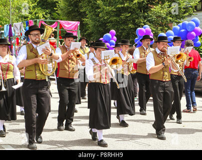 GARCHING, Allemagne le 8 juillet 2018. Le brass band musiciens en costume bavarois au défilé traditionnel dans la ville universitaire de Garching près de Munich Banque D'Images
