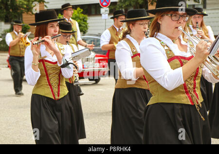 GARCHING, Allemagne le 8 juillet 2018. Les jeunes femmes en costume bavarois effectuer avec des flûtes et de trompette au défilé traditionnel dans la ville universitaire de Garching Banque D'Images