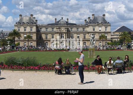 Juillet 14, 2016 - Paris, France : Les jeunes prennent part à une chasse à la masse Pokemon Jardin du Luxembourg au centre de Paris. Des centaines de joueurs du nouveau Pokemon le jeu de Go a montré jusqu'à prendre part à une chasse massive en dépit de la tentative des autorités d'annuler l'événement. En dépit de jouer en solo pour la plupart, les Pokemon Rendez-vous apprécié des utilisateurs d'interagir et de rencontrer d'autres joueurs. Des millions d'utilisateurs ont déjà téléchargé le jeu, ce qui oblige les utilisateurs à prendre sur-écran personnages Pokémon à l'aide de leur emplacement. Des jeunes participent a une chasse au Pokemons dans le jardin du Luxembourg avec l'application Pokemon G Banque D'Images