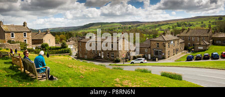 Royaume-uni, Angleterre, dans le Yorkshire, Swaledale, Reeth, les visiteurs se reposant sur le triangle à admirer la vue, vue panoramique Banque D'Images