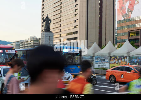 Statue de l'amiral Yi Sun-Shin Gwanghwamun, à Séoul, Corée du Sud, avec motion blurred piétons traversant la rue au premier plan. Banque D'Images