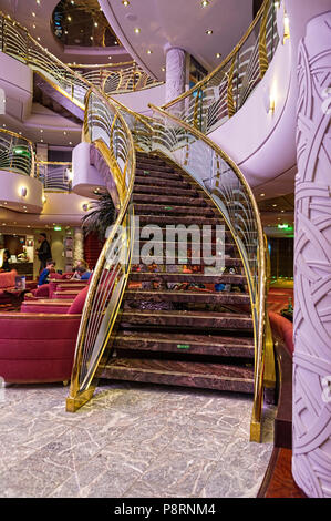 Escalier intérieur orné, bateau de croisière MSC Magnifica Banque D'Images