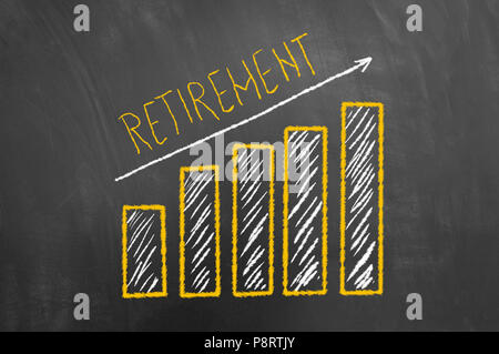 Bar de la retraite et de la flèche de la craie sur tableau noir ou tableau graphique comme le vieillissement croissant de l'épargne retraite concept graphique Banque D'Images