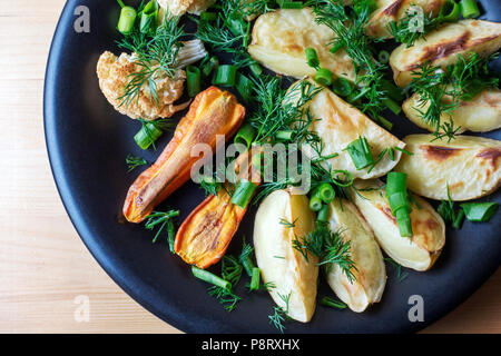 Les légumes cuits au four - pommes de terre, les carottes et le chou-fleur - menu végétarien Banque D'Images