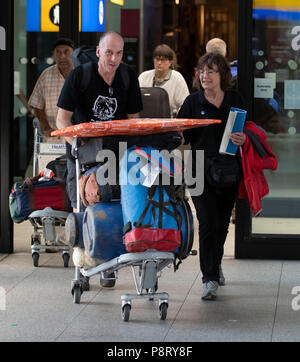 Diver Rick Stanton, à gauche, à partir de la mission de sauvetage, ce qui a contribué à sauver 12 écoliers et leur entraîneur de football à partir d'une grotte inondée en Thaïlande, arrive retour à l'aéroport d'Heathrow à Londres. Banque D'Images