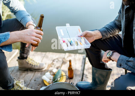 Fisherman holding box avec des matériels de pêche au cours de l'aire de pique-nique en plein air, close-up view Banque D'Images