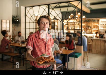 Groupe de jeunes amis de commander de la nourriture dans un restaurant. Banque D'Images