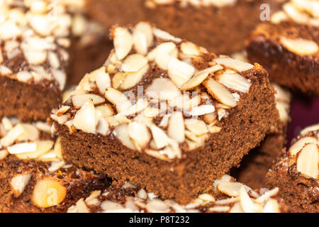 Carrés aux amandes gâteau au chocolat Banque D'Images