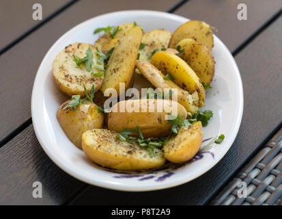 Pommes de terre aux herbes saupoudrée de persil vert Banque D'Images
