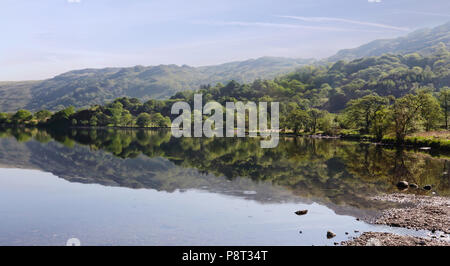 Réflexions dans Llyn Gwynant Snowdonia, Banque D'Images