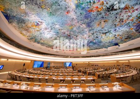 Genève, Suisse, le 18 août 2016 : les droits de l'homme et la chambre de l'Alliance des civilisations au Palais des Nations, à l'Office des Nations Unies à Genève (ONUG). La chambre est l'une des plus grandes salles de conférence de l'ONUG. Sur le plafond est une sculpture de l'utilisation dans le monde entier | Banque D'Images