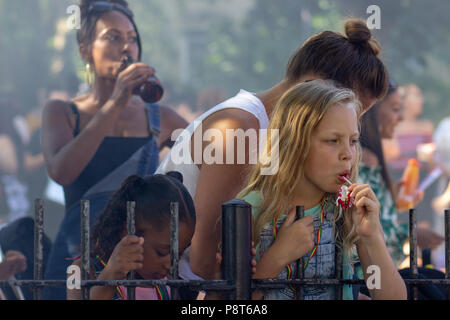 Une femme et une fille se livrer à tout autre vices au St Paul's Carnival, Bristol Banque D'Images