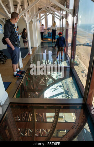 Royaume-uni, Angleterre, dans le Lancashire, Blackpool, Blackpool Tower, l'Œil sur l'enfant galerie en verre 500 pieds au-dessus du trottoir Banque D'Images