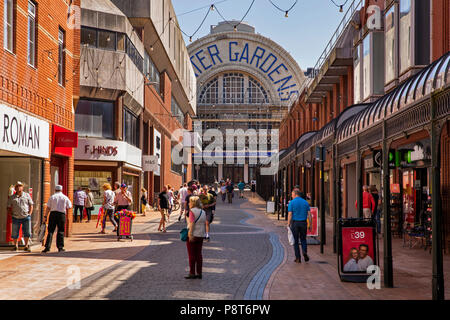 Royaume-uni, Angleterre, dans le Lancashire, Blackpool, rue Victoria, vers des jardins d'hiver pendant les rénovations échafaudée Banque D'Images